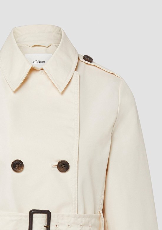 Detail van crèmekleurige trenchcoat, kraag met epauletten en knopen.
