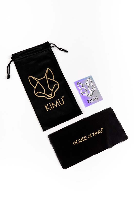 Pochette à lunettes K de couleur noire avec logo, un autocollant et un chiffon.