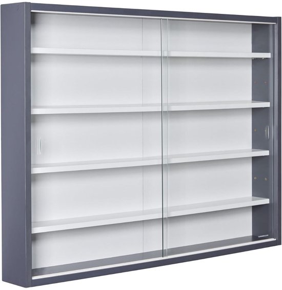Grijze vitrinekast met schuifdeuren van veiligheidsglas en witte legborden.