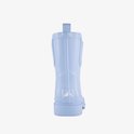 Achterkant van een lichtblauwe effen regenlaars met een logo.