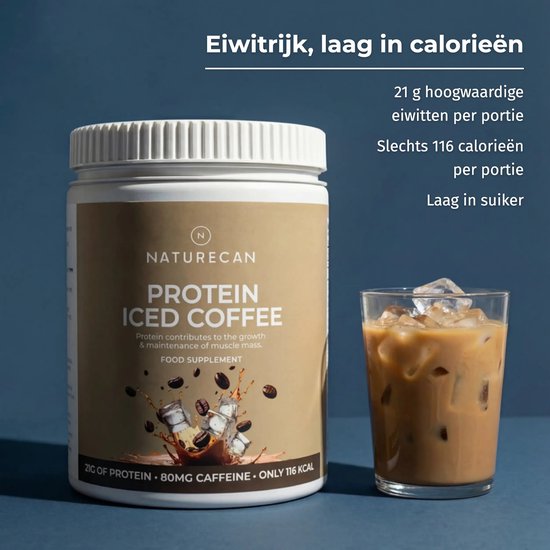 Naturecan eiwit ij koffie pot naast een glas romige ij koffie met ijs. Vallende koffiebonen versieren de fles.