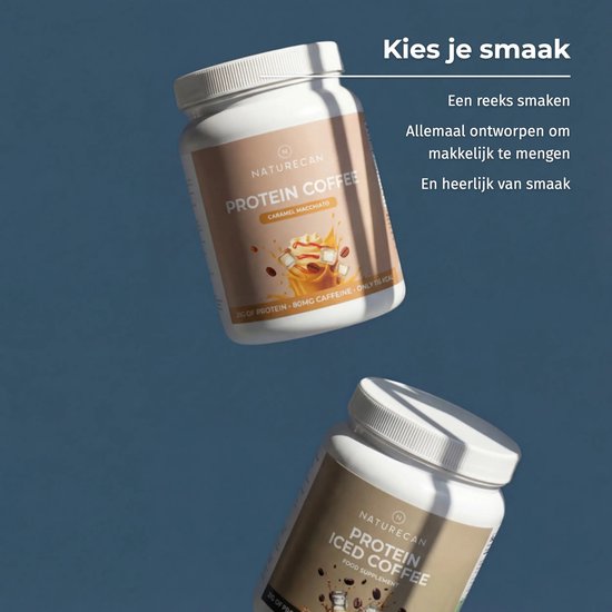 Twee potten Naturecan proteïne koffie, één met karamel macchiato smaak en de ander met ijskoffie smaak, zwevend in de lucht.
