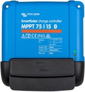 Blauwe Victron Energy SmartSolar MPPT 75|15 laadregelaar met een zwarte klep en groene led indicator aan.