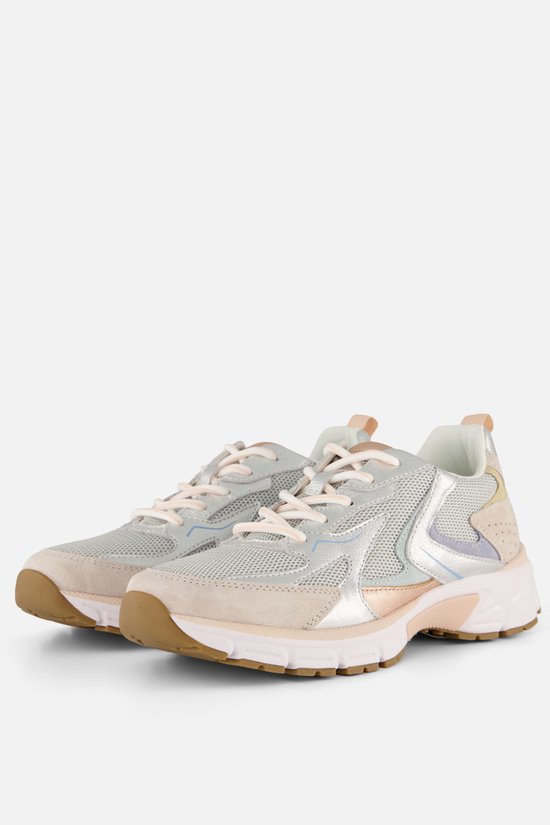 Paar zilverkleurige sneakers met beige suède, roze en lichtblauwe accenten.