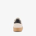 Achterkant van een beige Adidas sneaker met zwarte hielkap en gumkleurige zool.