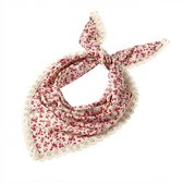 Een rood-wit gebloemd bandana met een kanten rand, gestrikt.