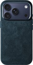 Donkerblauw Alcantara telefoonhoesje met een drievoudige cameralensuitsparing aan de achterkant.