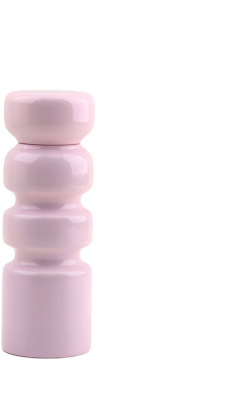 Roze pepermolen met een gestapeld, bolvormig design op een witte achtergrond.