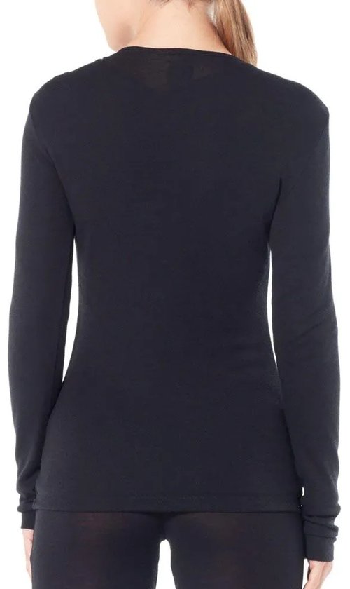 Model van achteren in een zwart thermoshirt met lange mouwen.
