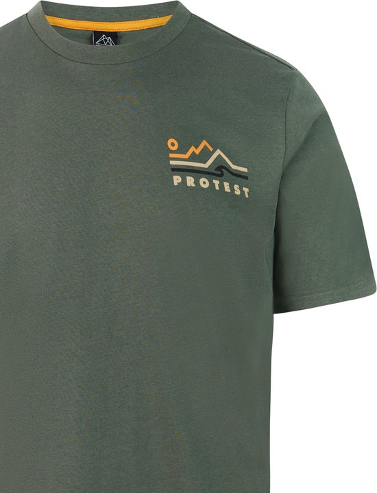 Close-up van een groen T-shirt met de opdruk van een berglandschap en het woord PROTEST op de borst.