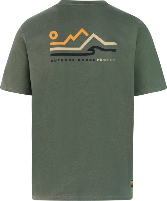 Groen T-shirt met ronde hals, een opdruk van een berglandschap met het woord PROTEST op de borst.