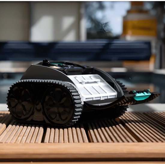 Grijze robotzwembadreiniger met zwarte rupsbanden, geplaatst op de rand van een zwembad.