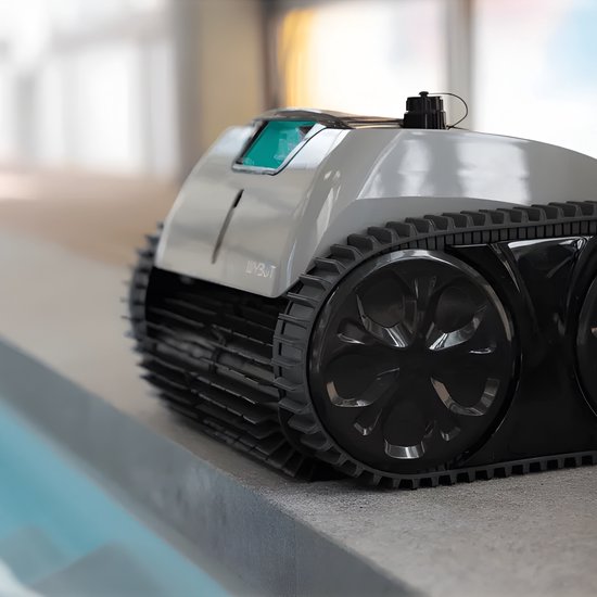 Grijze robotzwembadreiniger met zwarte rupsbanden, op de rand van een zwembad.