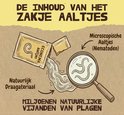 Illustratie van ECONEMA aaltjes uit een zakje, bekeken met een vergrootglas. Beige achtergrond.
