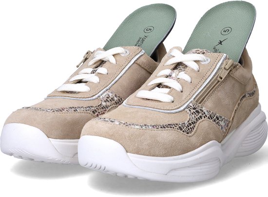 Lichtbruine suède sneakers met witte veters, ritssluiting, zilverkleurige reptielenprint en witte zool.