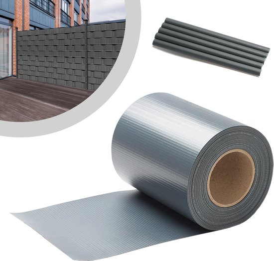Donkergrijze PVC privacy strip op rol met montageclips en installatievoorbeeld.
