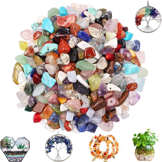 Une grande pile d'éclats de pierres précieuses colorées, avec de plus petites images d'un pendentif arbre de vie, d'une terrarium, d'un bracelet et d'une plante.