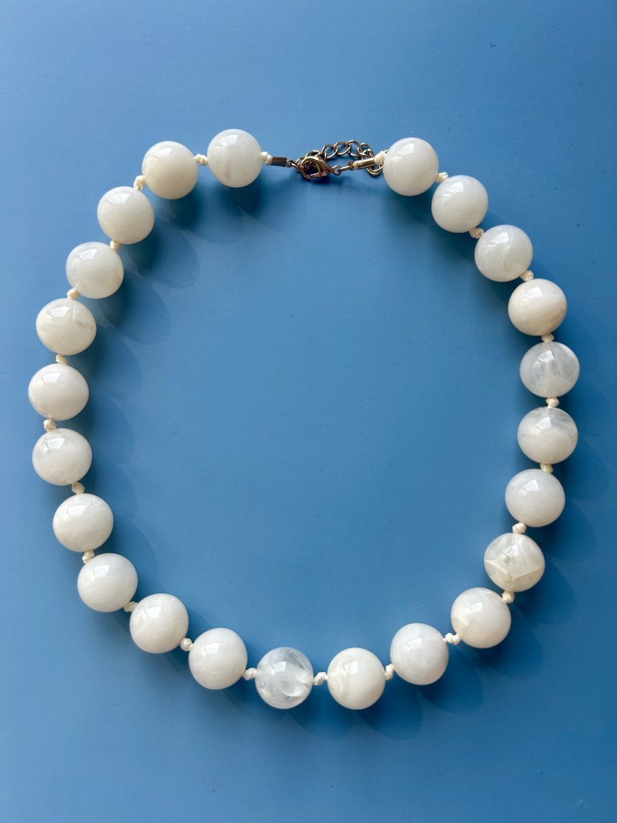 Witte statement ketting met ronde kralen - statement ketting - ketting met kralen - ketting - ketting wit gemeleerd - witteketting - bubble grote kralen ketting - off white necklace - necklace green - statement ketting - mystic ketting