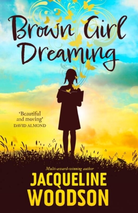 Boekcover van 'Brown Girl Dreaming' met een silhouet van een meisje dat leest onder een zonsondergang met gele vlinders. Tekst: 'Brown Girl Dreaming' en 'Jacqueline Woodson'.