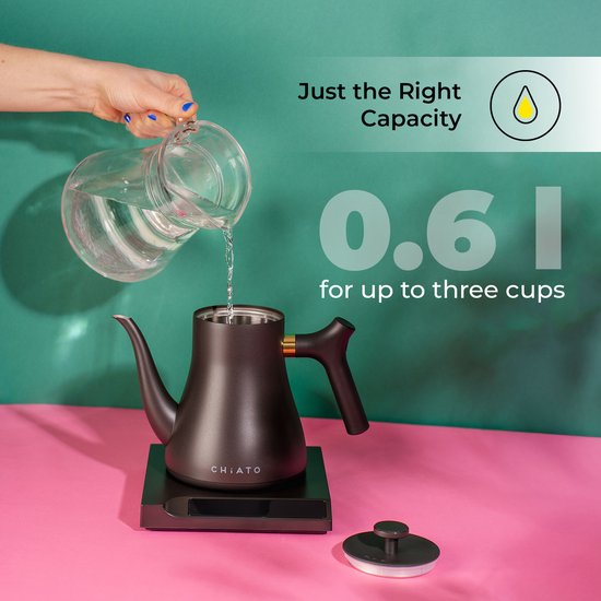 Hand giet water in zwarte CHiATO waterkoker met gouden accent, met tekst '0.6 l for up to three cups'.