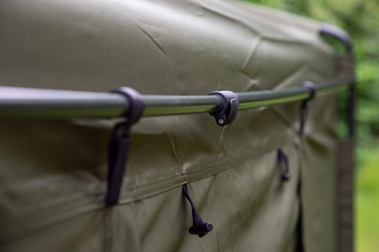 Gedetailleerde foto van de bevestiging van de tentstokken aan de groene tent.