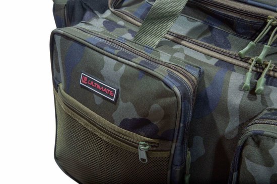 Camouflagemotief tas met voorvakken, gaasvak en het 'ULTIMATE'-logo op een rood label.