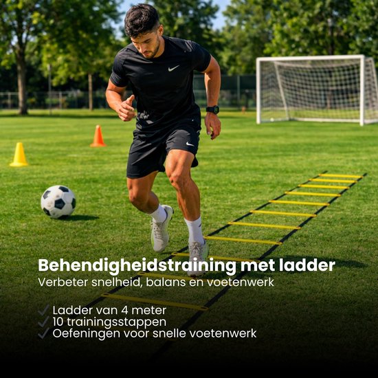 Man traint met een loopladder op een grasveld met voetbal.