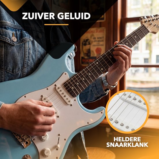 Lichtblauwe elektrische gitaar met witte slagplaat, bespeeld door een man met spijkerjack. "ZUIVER GELUID" en "HELDERE SNAARKLANK"