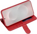 Rode telefoonhoes in boekstijl met een opening voor een creditcard en een telefoon, geopend.