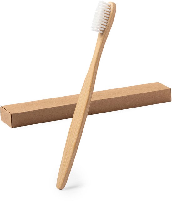 Houten tandenborstel met witte borstelharen naast een bruine kartonnen verpakking, op witte achtergrond.