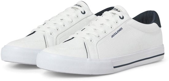 Paar witte Jack & Jones sneakers met veters en donkerblauwe details.