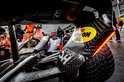 Close-up van de achterkant van een zwarte raceauto met de tekst KROON OIL op een geel logo.
