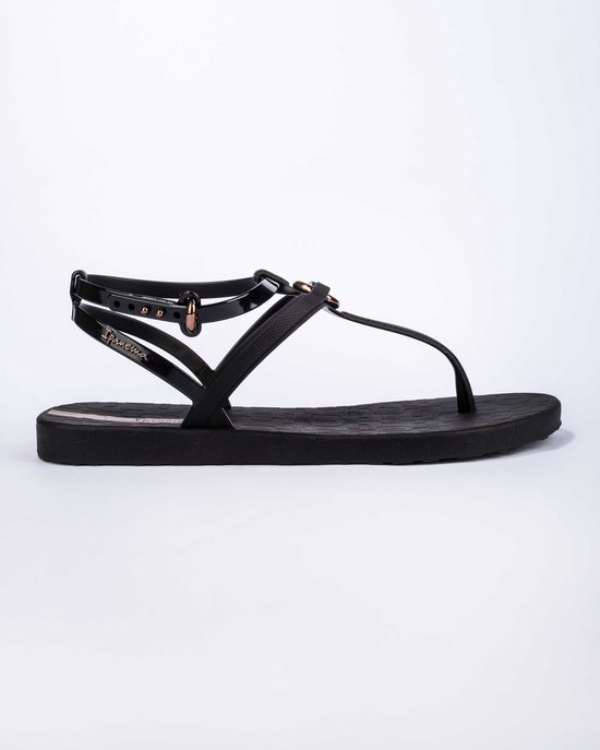 Zwarte Ipanema slipper met bandjes, gouden ringen en gesp, patroon op zool.