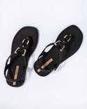 Zwarte Ipanema teenslippers met goudkleurige gespen, bandjes en logo.
