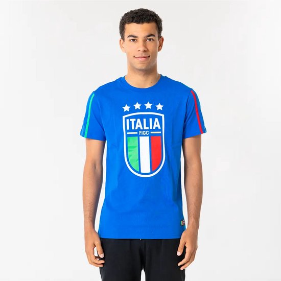 Man in blauw T-shirt met Italië wapen, vier sterren en groen-wit-rode strepen op de mouwen.