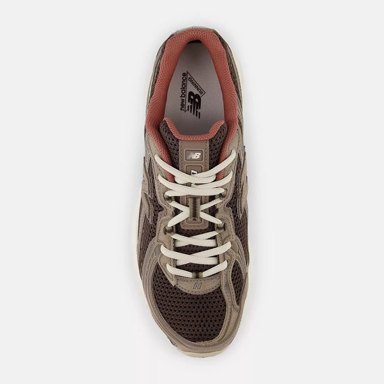Bovenaanzicht van bruine New Balance sneaker met beige veters en roodbruine voering.