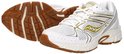 Witte Saucony sneakers met gouden accenten en bruine zolen, één ligt plat.