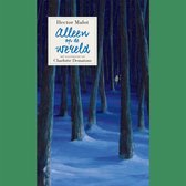 Boekcover met donkerblauwe bos met sneeuw. Titel: Alleen op de wereld, met illustraties van Charlotte Dematons.