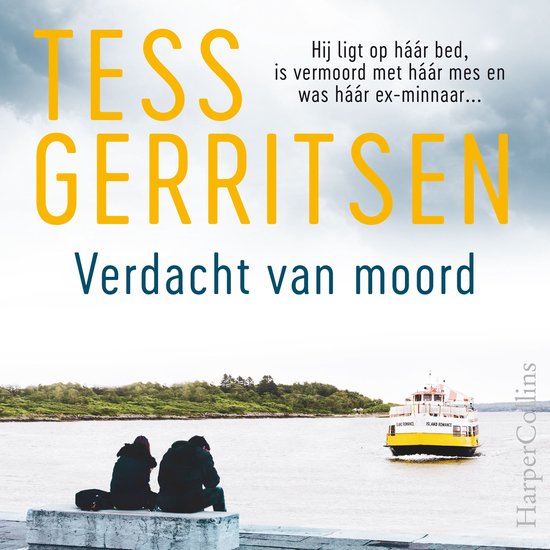 Boekcover: TESS GERRITSEN Verdacht van moord. Twee personen zitten op een muur met uitzicht op water en een veerboot. Tekst: Hij ligt op háár bed, is vermoord met háár mes en was háár ex-minnaar...