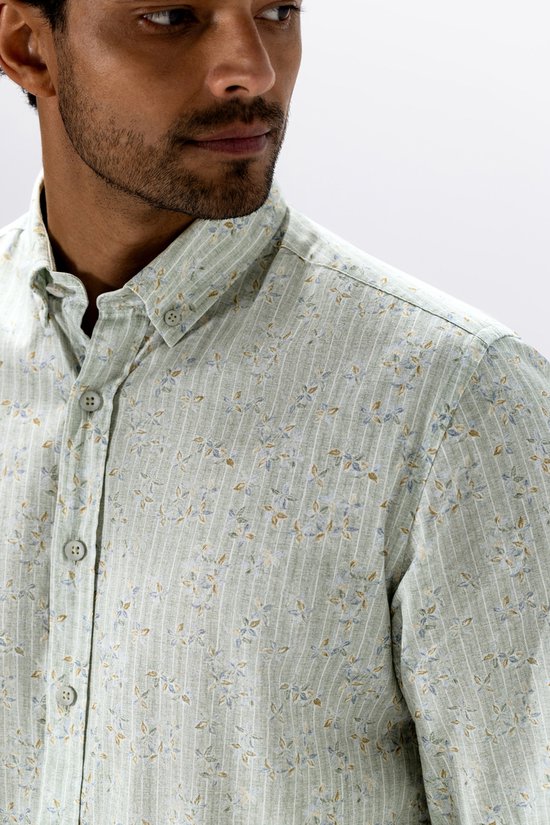 Lichtgroene overhemd met fijne verticale strepen en een all-over bloemenprint in blauw en geel.