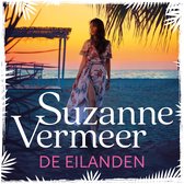 Model in zomerjurk met bloemenprint op een tropisch strand bij zonsondergang.