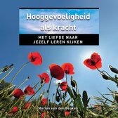 Boek met de titel 'Hooggevoeligheid als kracht'. Felblauwe lucht met rode klaprozen op de voorgrond en de zon die schijnt.