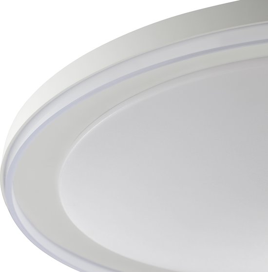 Close-up van de ronde, witte plafondlamp met een subtiele, verlichte rand.