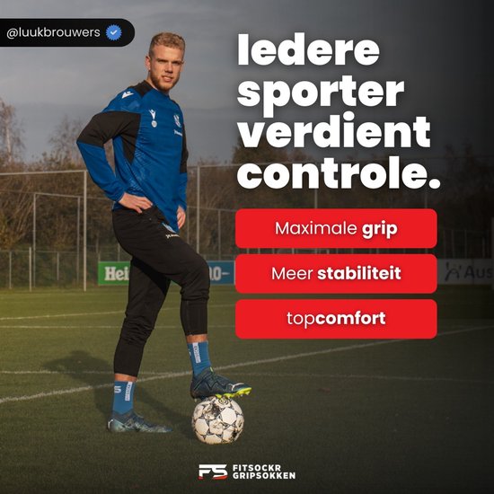 Voetballer in blauw tenue, staand op een voetbal, met rode FitSockr sokken. Tekst: 'ledere sporter verdient controle'.
