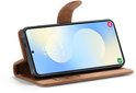 Bruin Casemania boekhoesje met insteekvakken, magnetische sluiting en telefoon geopend.