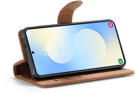 Bruin Casemania boekhoesje met insteekvakken, magnetische sluiting en telefoon geopend.