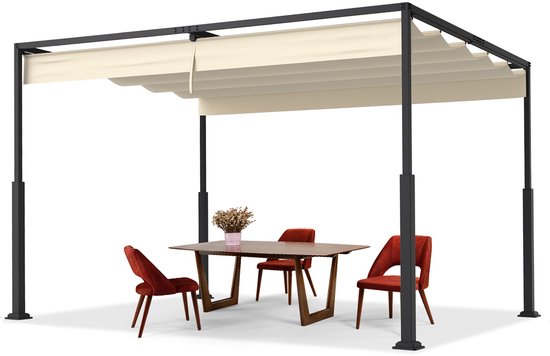Pergola beige à toit rétractable, au-dessus d'une table en bois avec trois chaises en velours rouge.