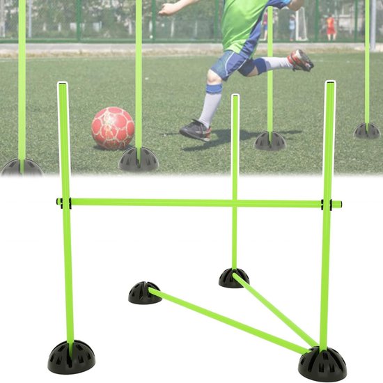 Een jongen in een groen shirt dribbelt met een rode voetbal tussen groene trainingspalen.