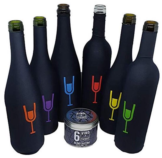 Zes flessen met zwarte hoezen, elk met een gekleurde wijnglas-illustratie en een blik met "VINO CIEGAS BLIND TASTING".