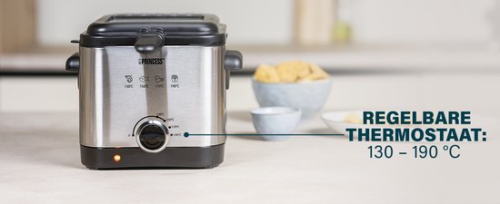 Zilverkleurige Princess mini friteuse met deksel, mand en regelbare thermostaat met temperaturen 130-190°C. Naast de friteuse een kom met friet.